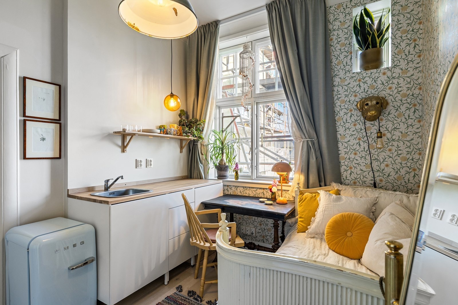 På soverom 3 er det etablert et eget tekjøkken (2025). Kjøkkenet er utstyrt med skrog fra IKEA og heltre benkeplate. Galleribilde