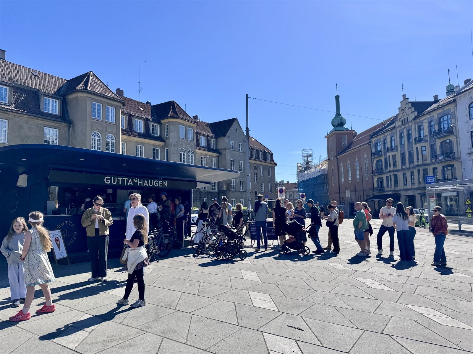 Gutta på Haugen har egen iskiosk på torget om sommeren. Galleribilde