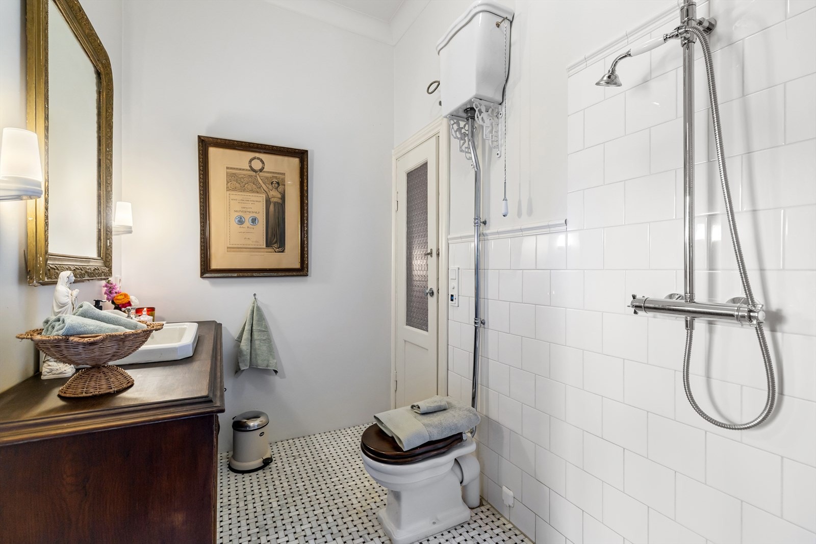 Badet har flislagte overflater og elektrisk gulvvarme. Galleribilde
