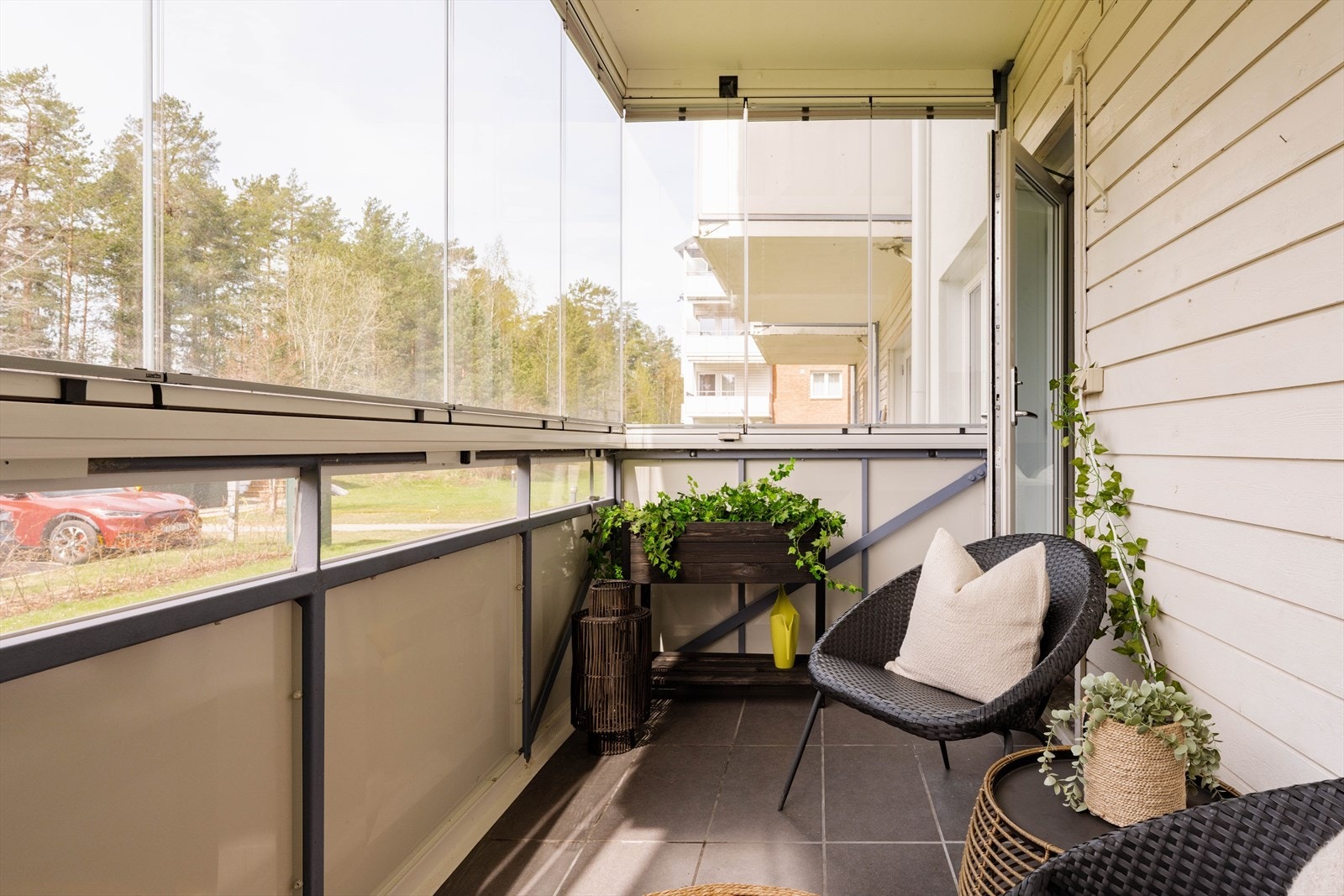 Den innglassede balkongen fungerer som et lunt og anvendelig uterom, og nås fra stuen. Galleribilde