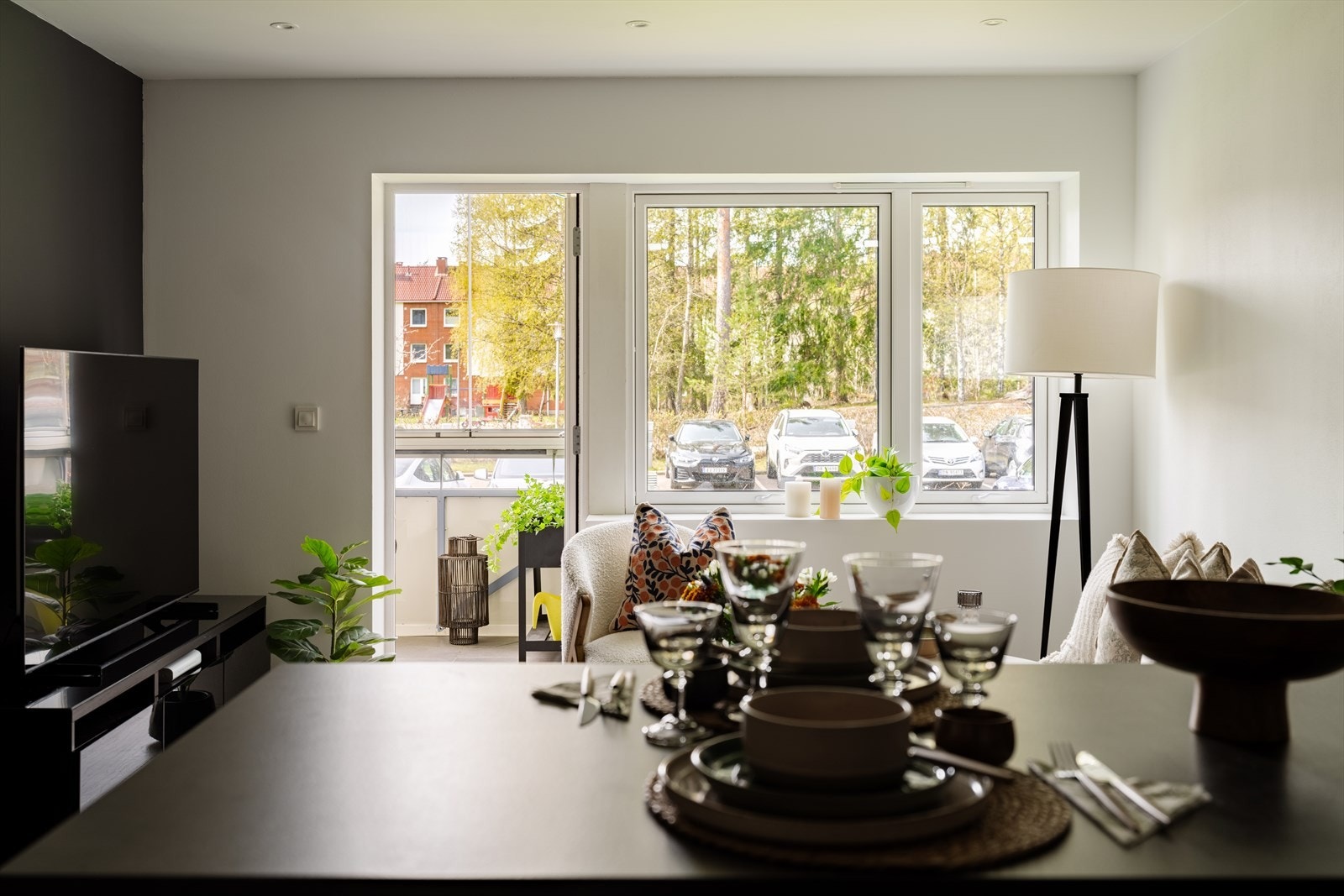 Downlights i taket gir en jevn og behagelig belysning i den sosiale sonen. Galleribilde