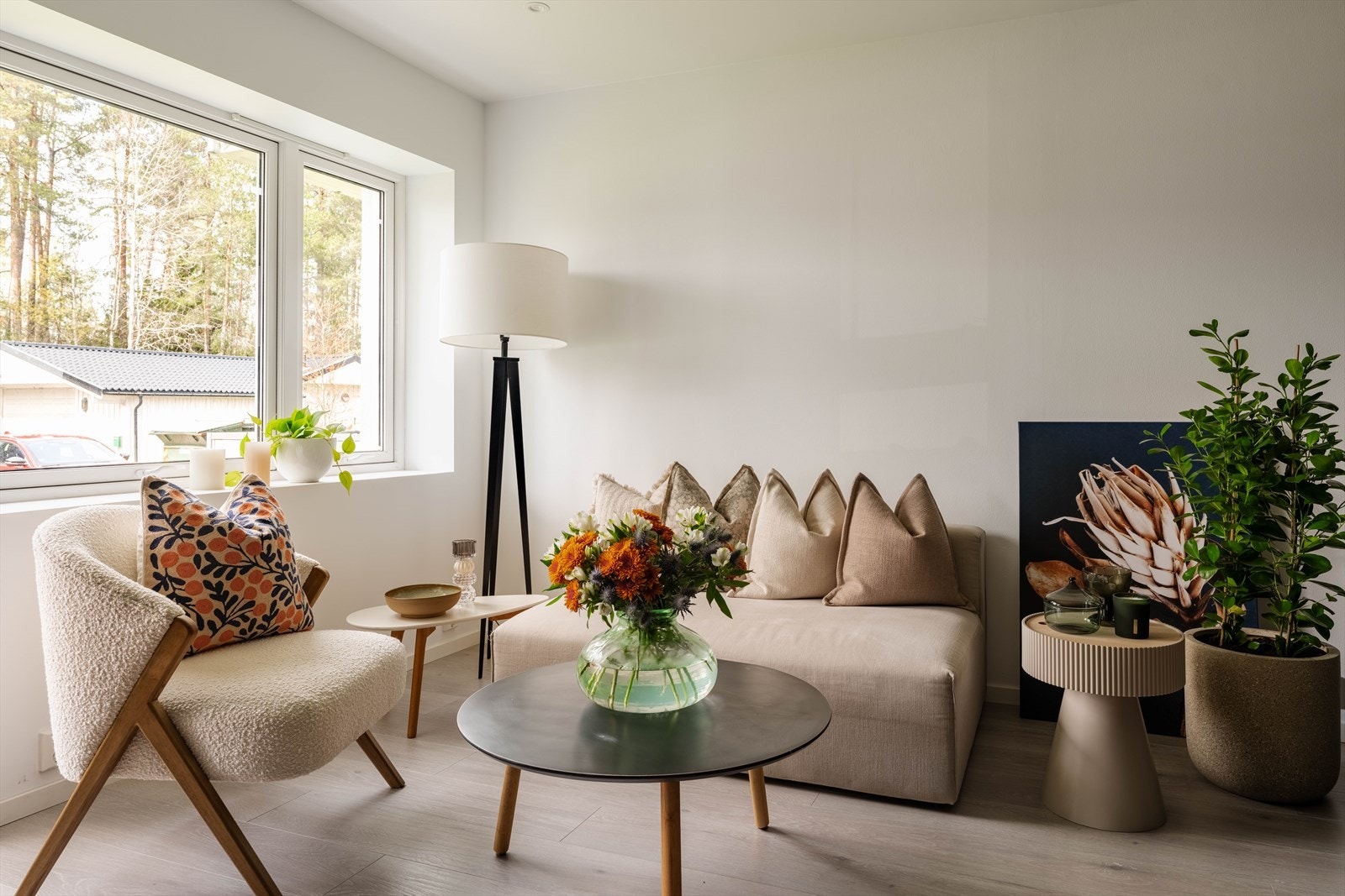 De store vinduene gir godt med lys og en fin kontakt med uteområdene. Galleribilde