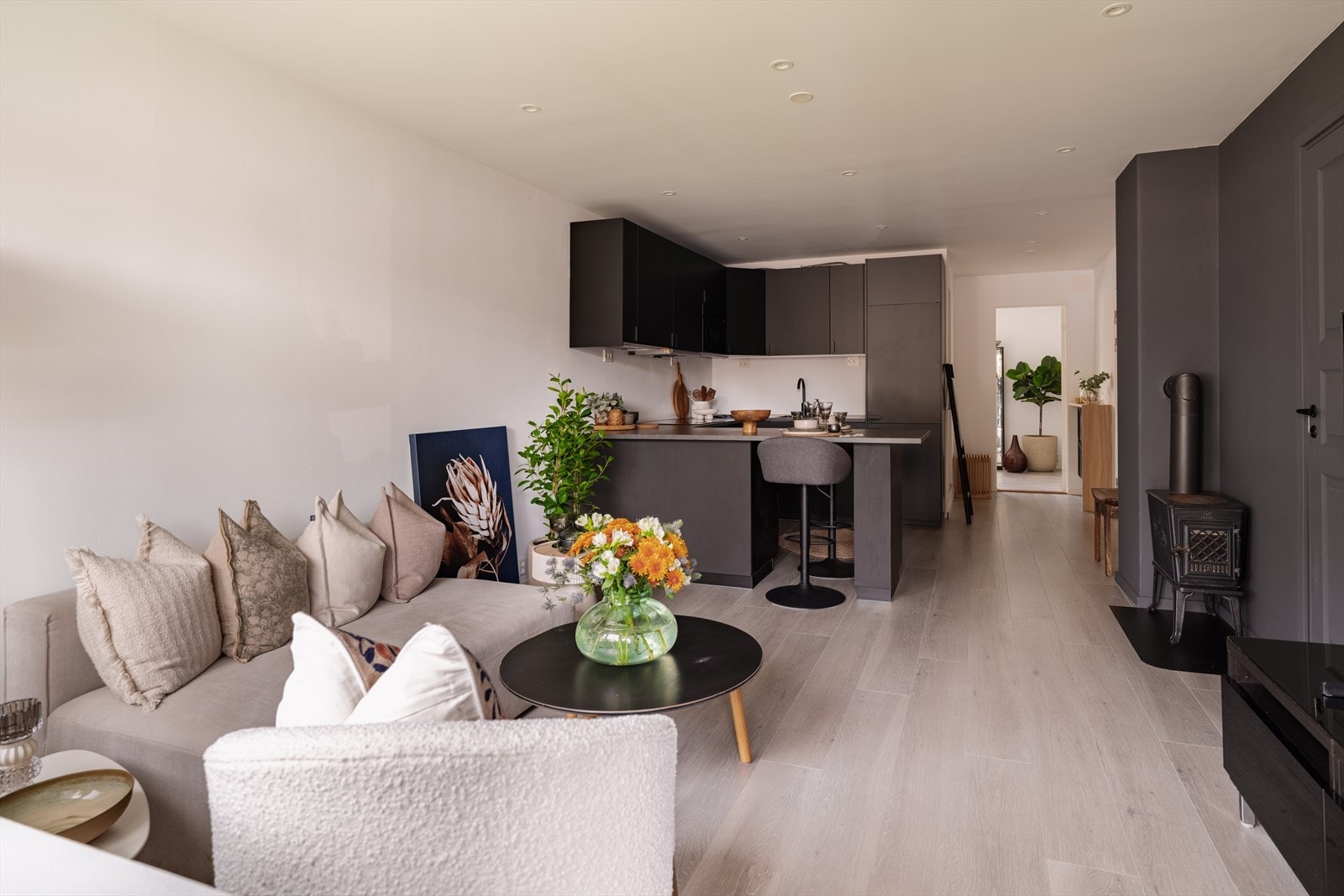 Det er god plass til både sofagruppe og spisebord, noe som gjør rommet ideelt for både hverdag og sosiale sammenkomster. Galleribilde