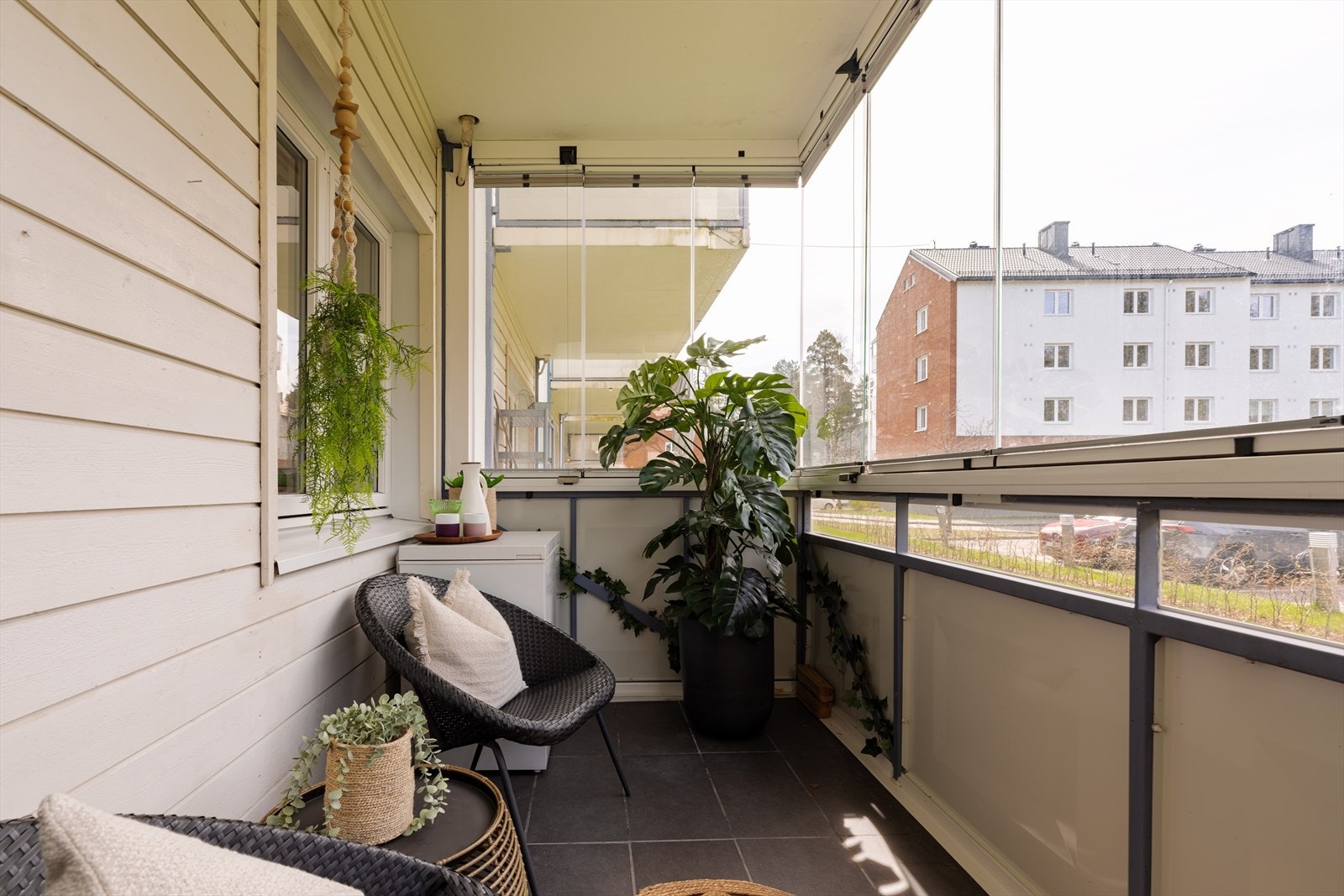 Boligen fremstår som en romslig og funksjonell, og fra stuen er det utgang til en innglasset balkong på ca. 8m². Galleribilde
