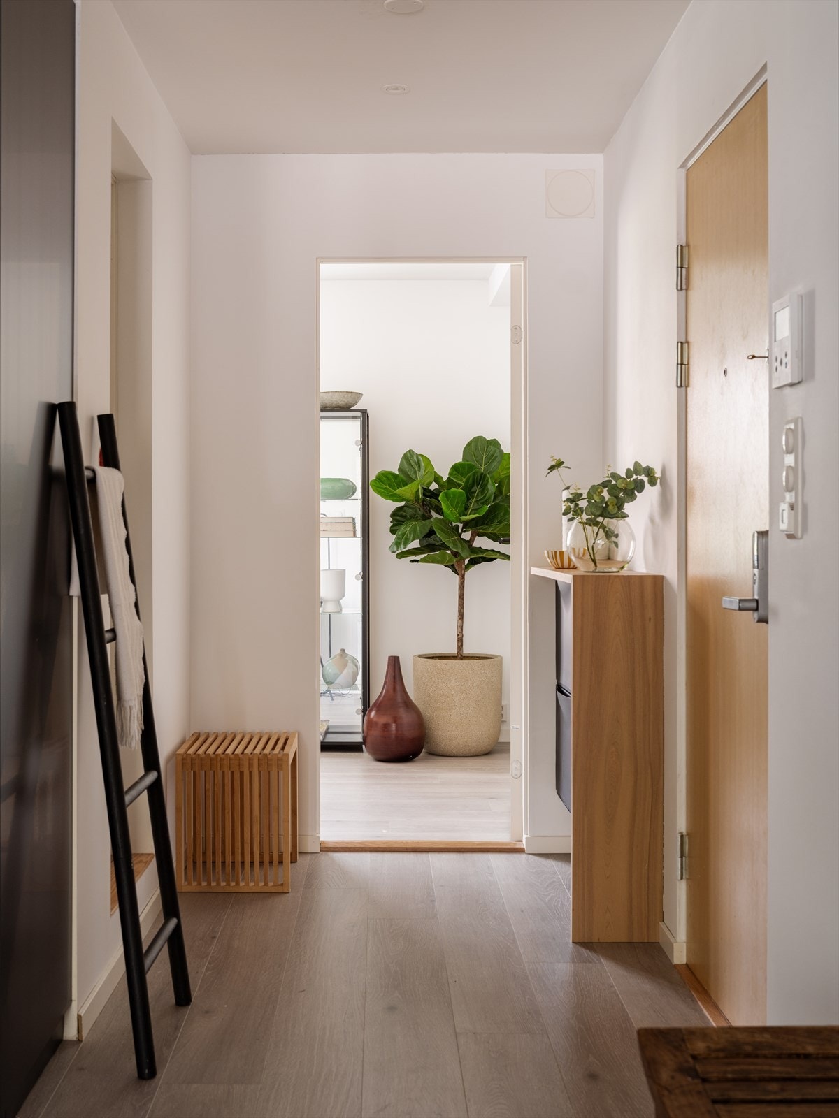 Lys og innbydende entré med gode muligheter for oppbevaring av sko og yttertøy. Downlights i tak gir et moderne preg og god belysning. Galleribilde