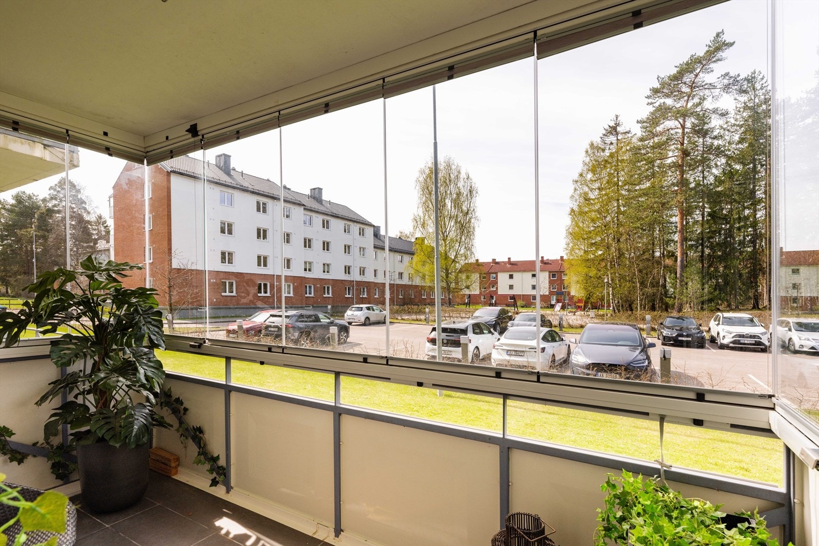 Her er det plass til sittemøbler, og innglassingen gjør at du kan nyte uteplassen i både vår-, sommer- og høstsesong. Galleribilde