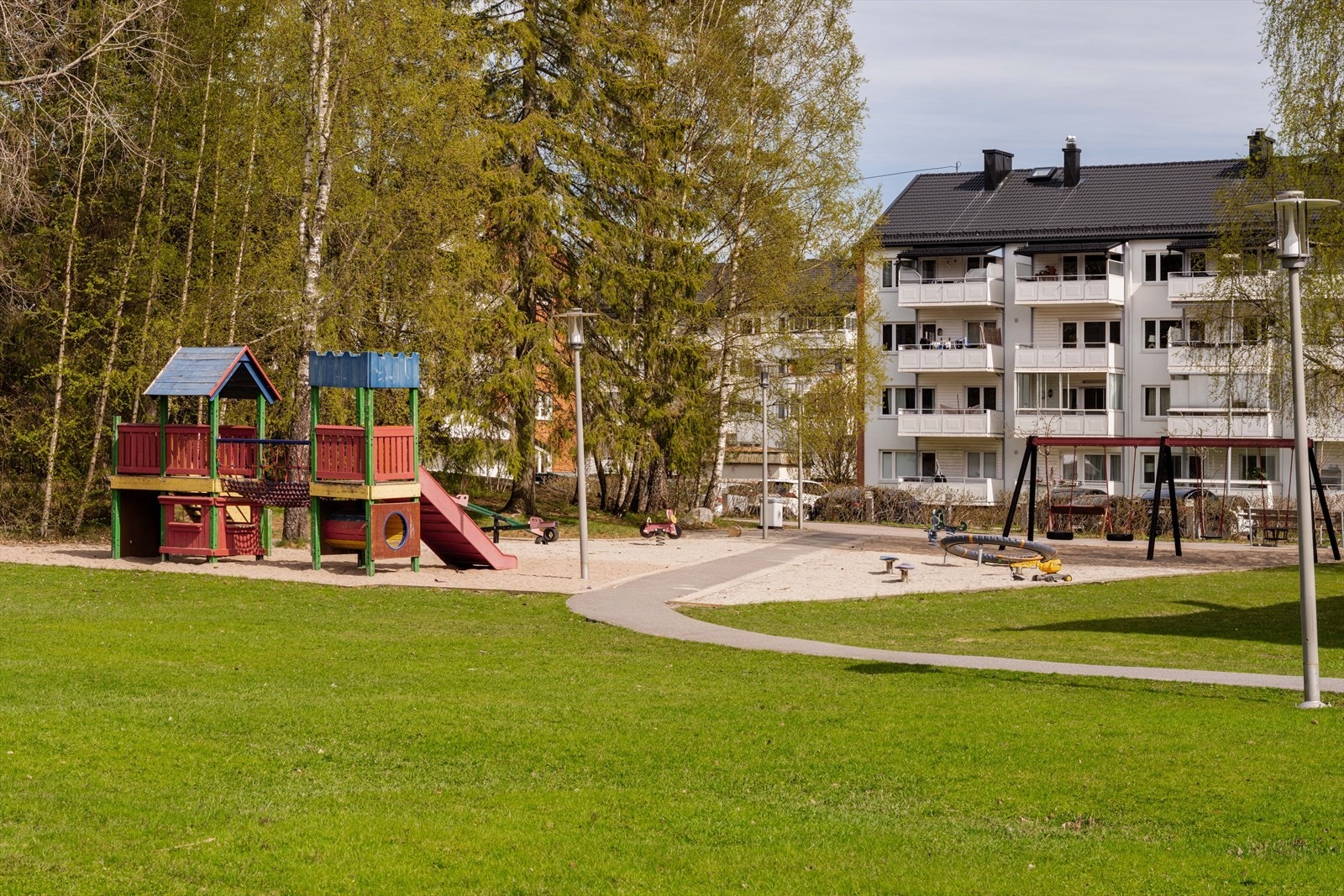 Turstier og lysløype starter i umiddelbar nærhet, med enkel tilgang til Østmarka. Galleribilde