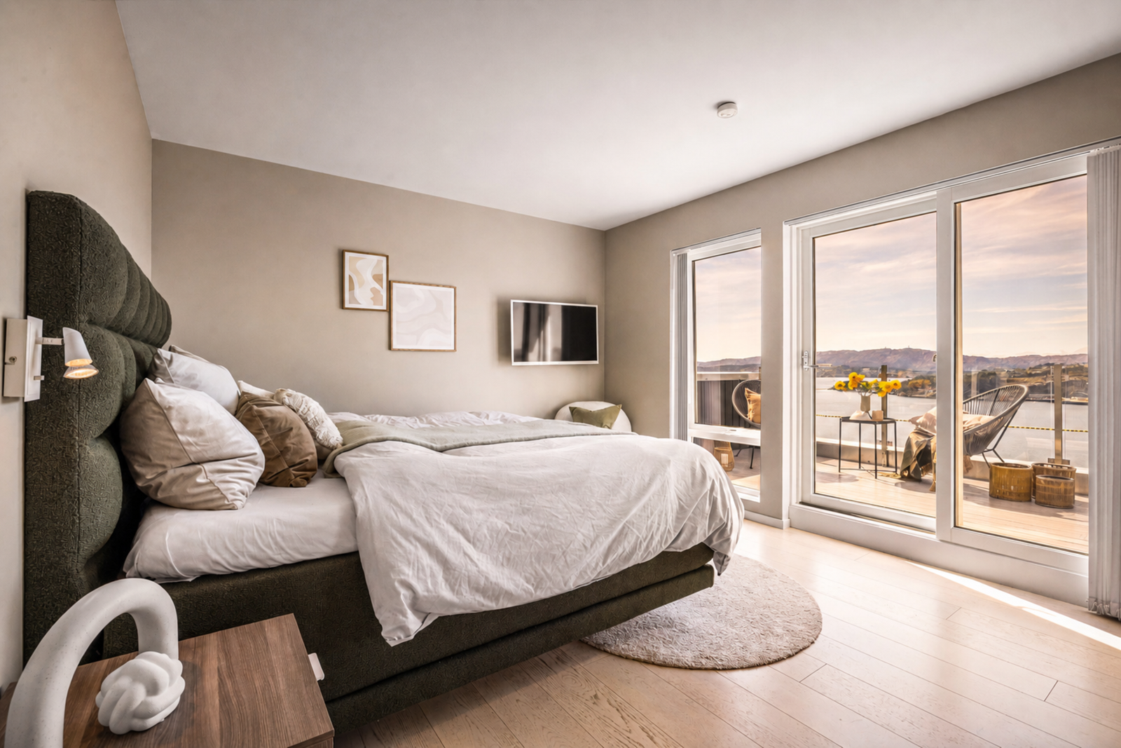 - Hovedsoverommet er en privat og tilbaketrukket sone med egen walk-in garderobe og delikat en suite bad - Galleribilde
