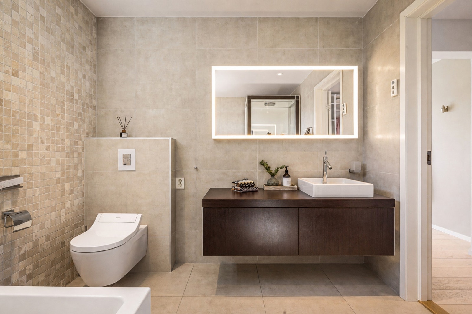 - Hovedbadet er utstyrt med produkter fra Duravit og design av Philippe Starck - Galleribilde
