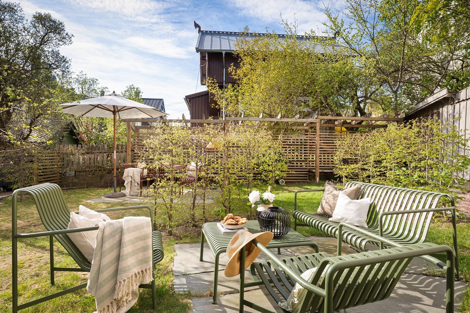 Fantastisk bakgård m/ulike soner & beplantning Galleribilde