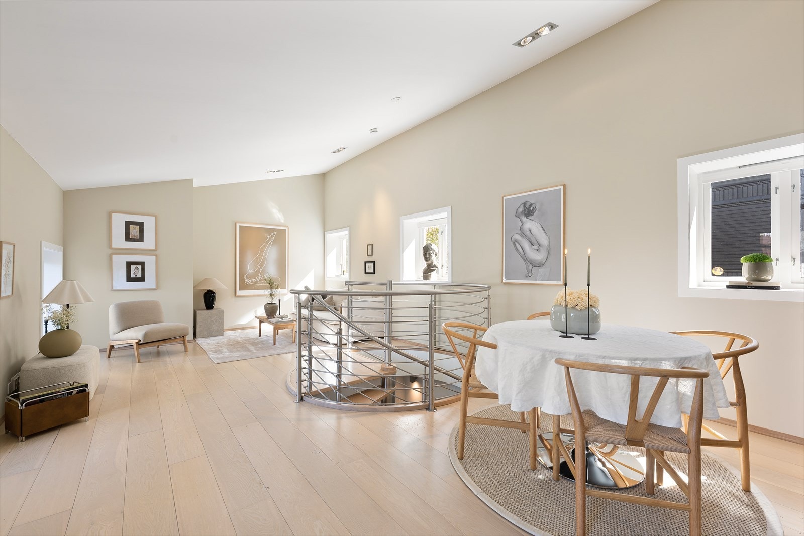En gjennomført og innholdsrik leilighet o/to plan, med egen inngang og en attraktiv, funksjonell planløsning. store rom og fin soneinndeling. Galleribilde