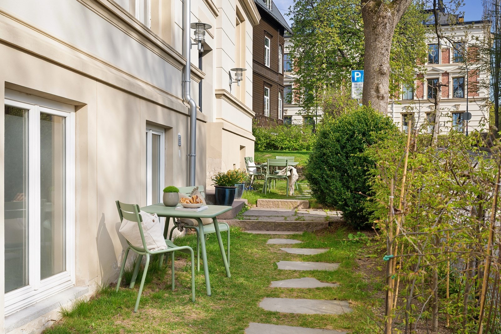 Det er store flotte fellesarealer på begge sider av gården. Galleribilde