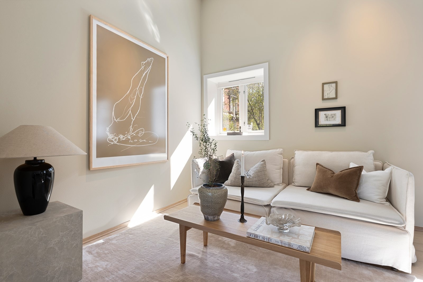 Her er det god plass til både sofagruppe og spiseplass et ideelt rom for både avslapning og sosiale sammenkomster. Galleribilde