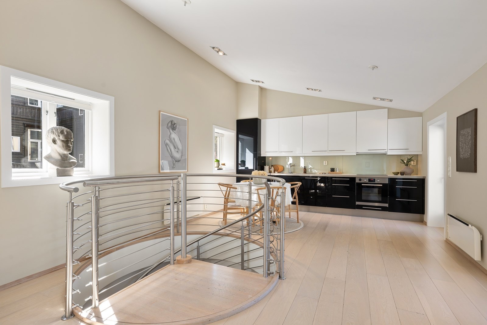 De store vindusflatene gir godt med naturlig lys. Spotlights i tak for ekstra belysning. Galleribilde
