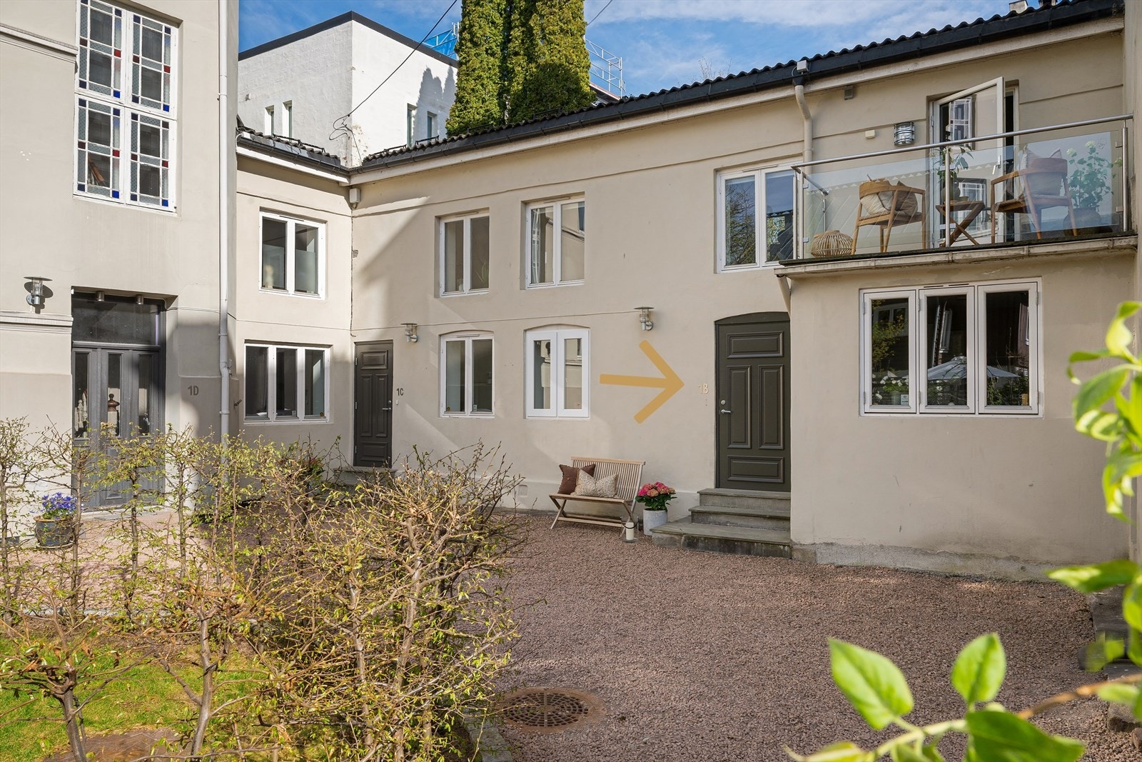 Leiligheten har en egen separat inngang, et lite idyll midt i hjerte av Bolteløkka! Galleribilde