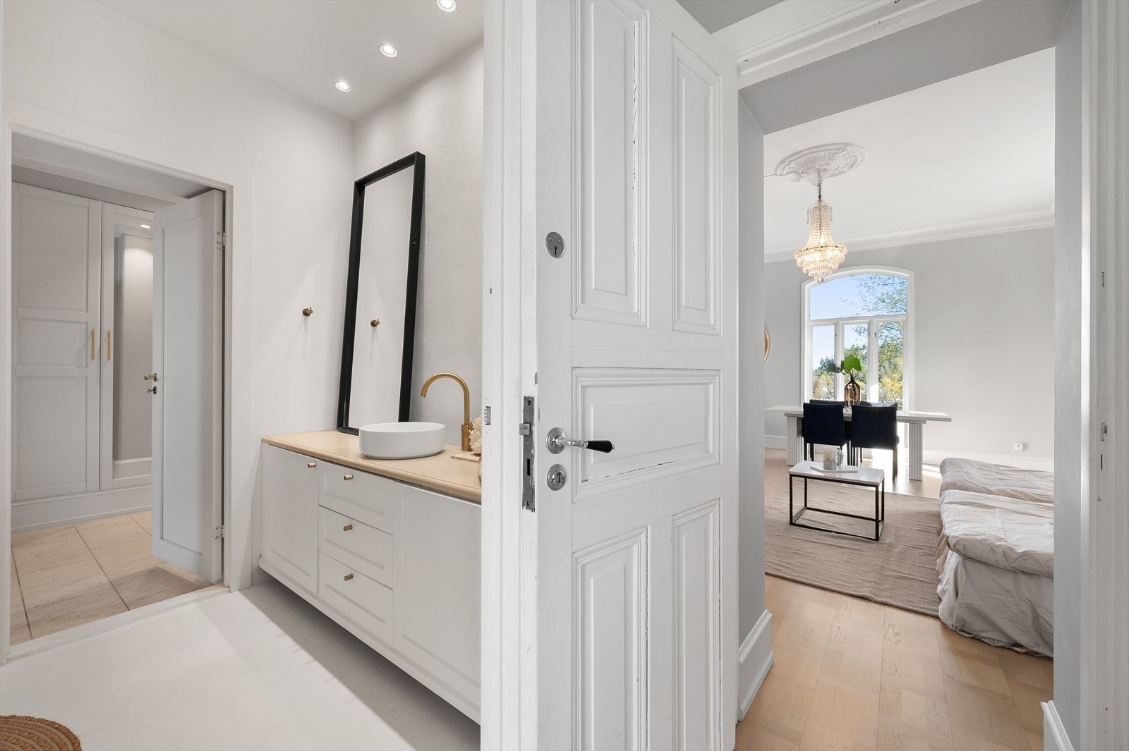 Badet er gjennomgående fra entre til stue Galleribilde
