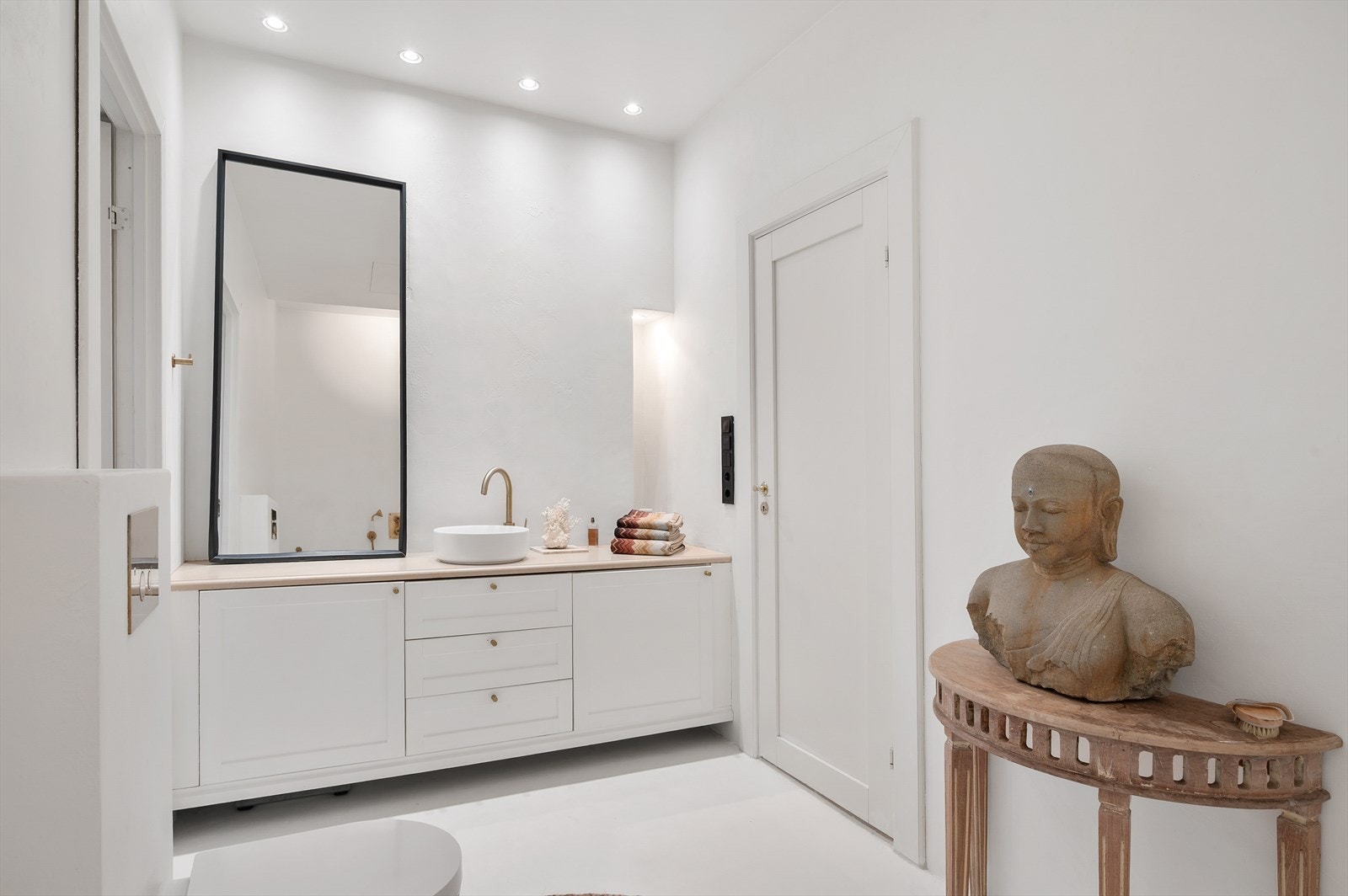 Badet ble totalrenovert i 2019. Rommet er stilrent og harmonisk med en gjennomført, minimalistisk estetikk Galleribilde