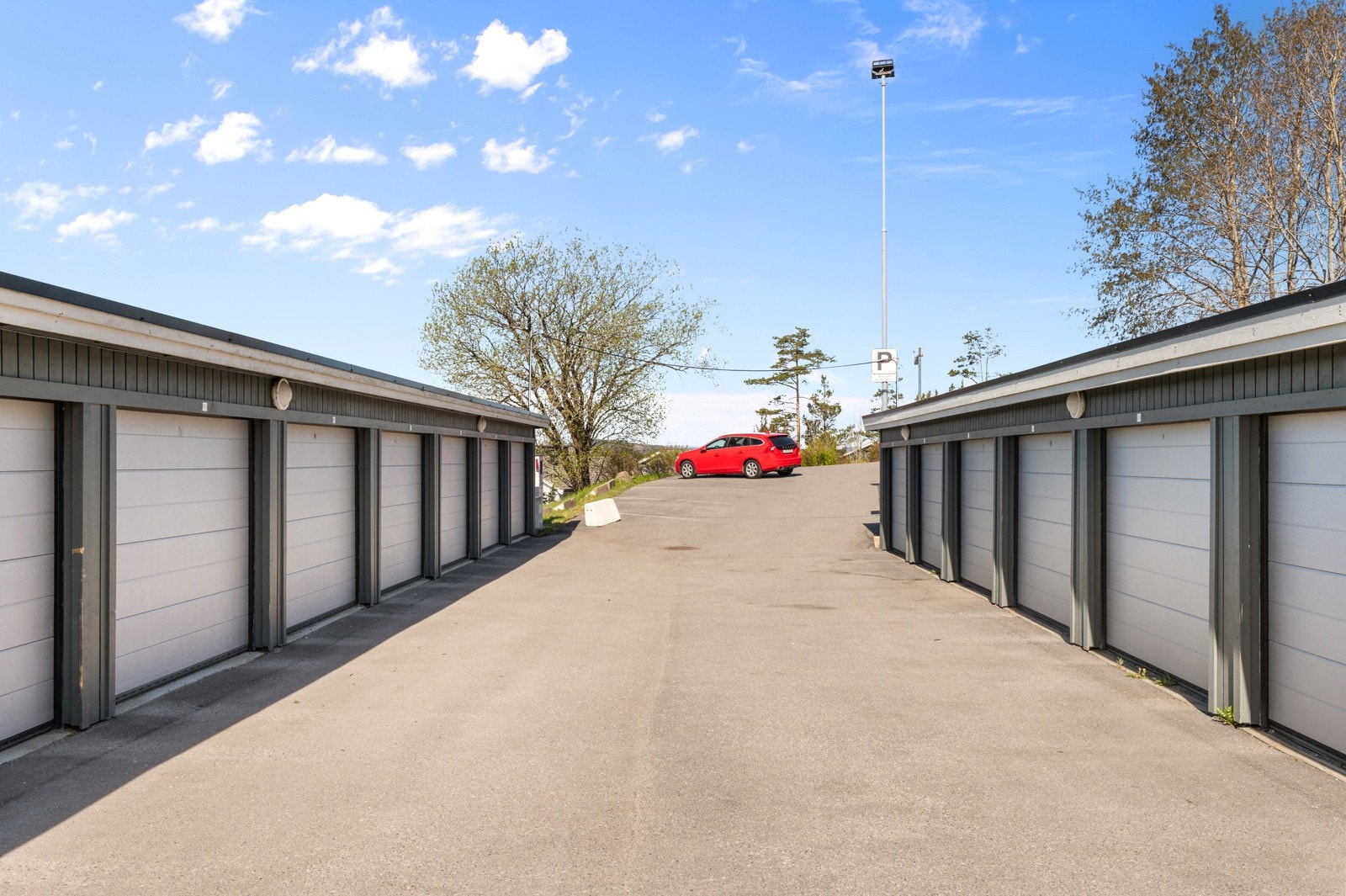 Det medfølger garasjeplass med lader for EL/hybridbil. Galleribilde