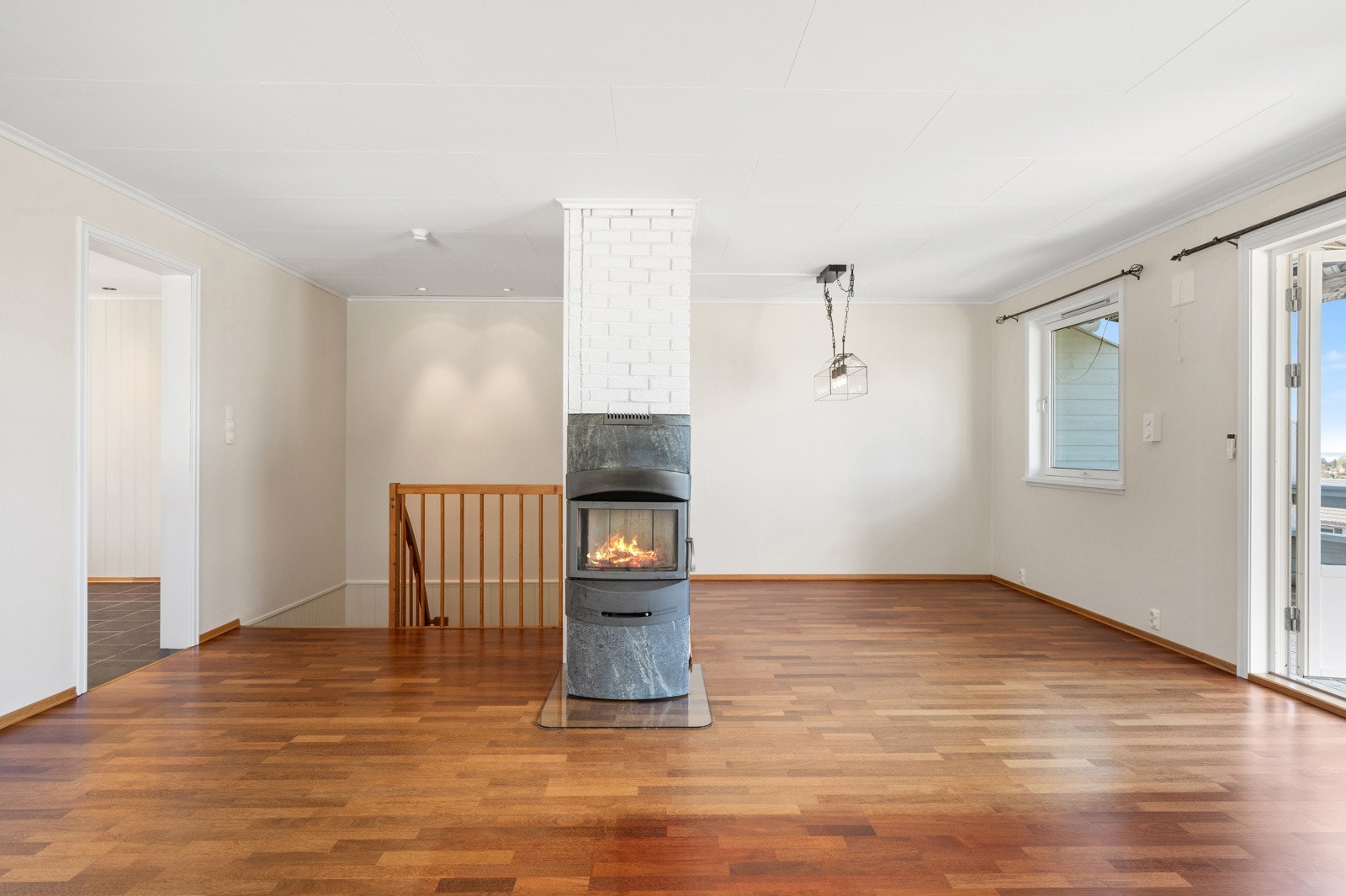 Stuen fremstår som luftig med gode møbleringsmuligheter og naturlig inndeling mellom oppholds- og spiseplass. Galleribilde