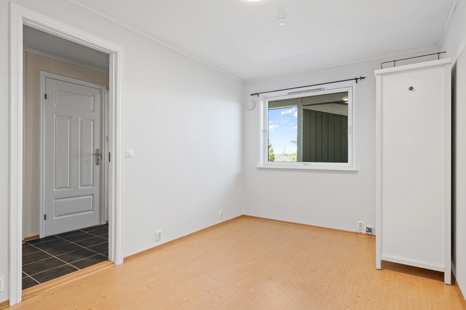 Boligen er opprinnelig oppført med tre soverom, men har i dag kun to soverom nede på grunn av utvidelse av kjøkkenet i 1.etasje. Galleribilde