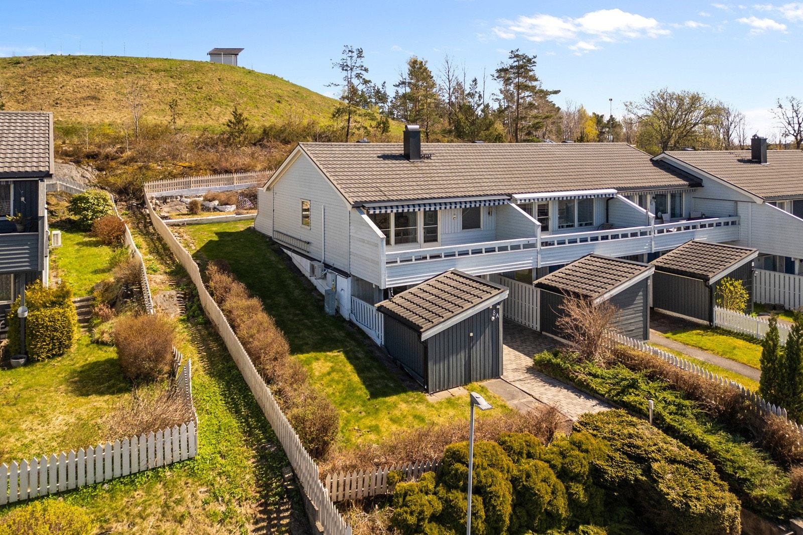 Enderekke med gode solforhold, hagearealer og skjermet beliggenhet mot grøntområde. Galleribilde