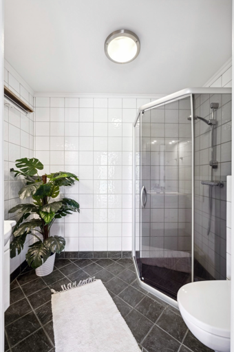 Bad med toalett, servant og dusj. Opplegg for vaskemaskin Galleribilde