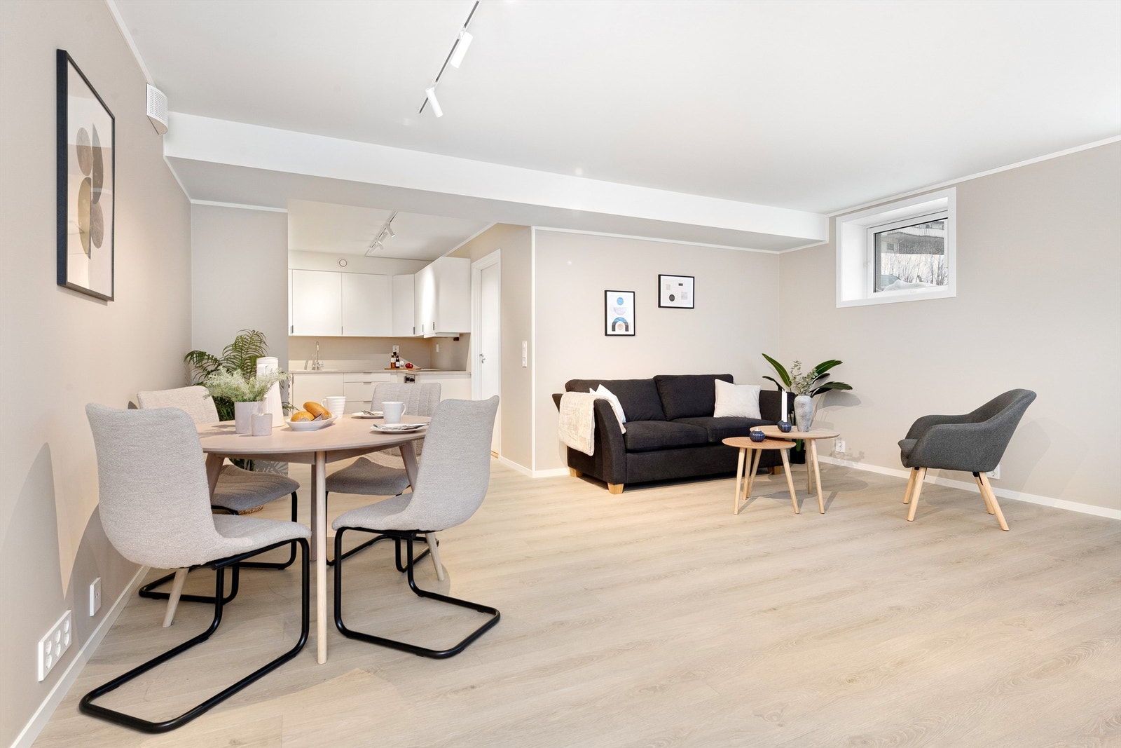 Lys og fin stue med flott standard Galleribilde