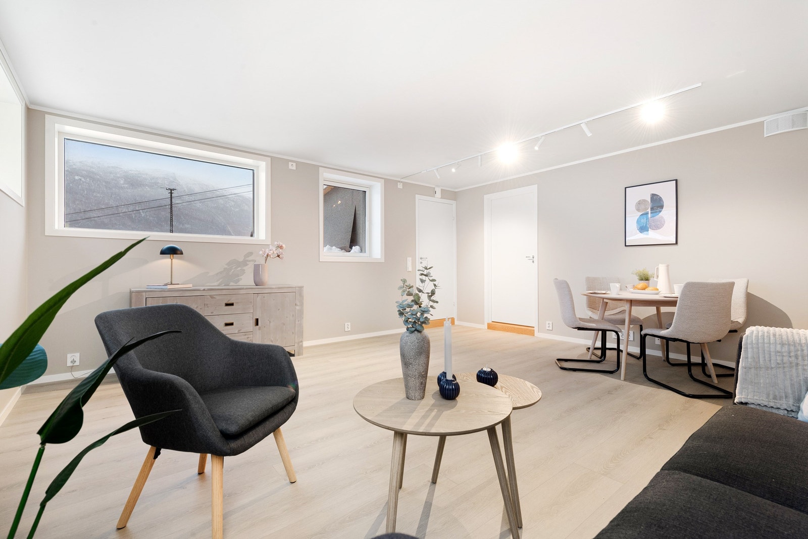 Det er plass til både spisebord og sofagruppe Galleribilde