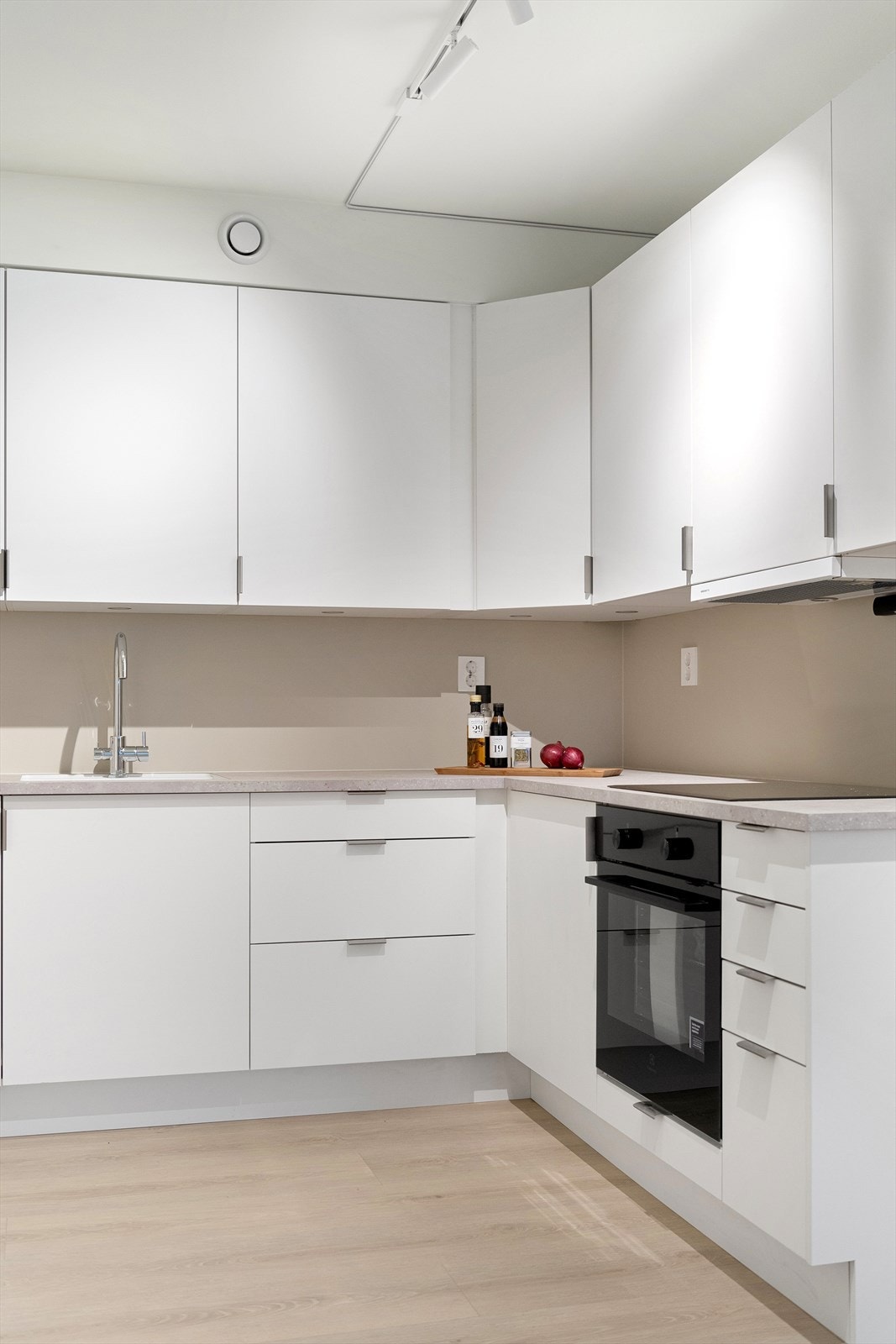 Kjøkkenet har Electrolux kombiskap, innbyggingsovn, platetopp og oppvaskmaskin Galleribilde