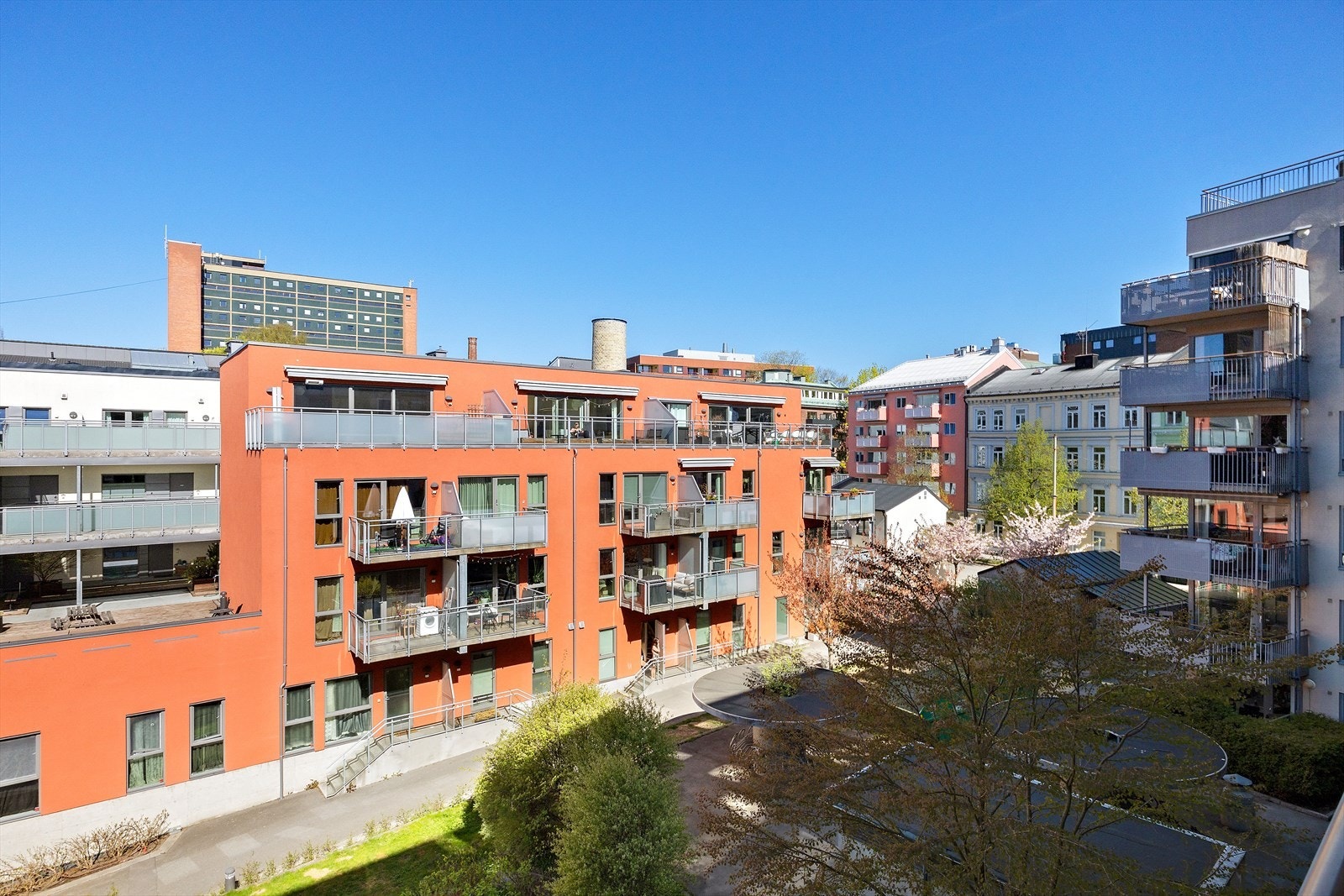 Balkongen og soverommet mot bakgård. Galleribilde