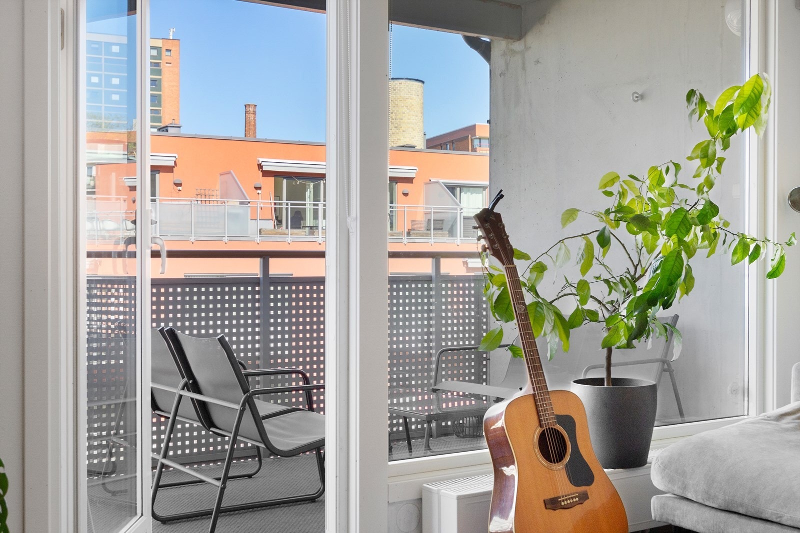 Fra stuen er det utgang til solrik nordvestvendt balkong. Galleribilde