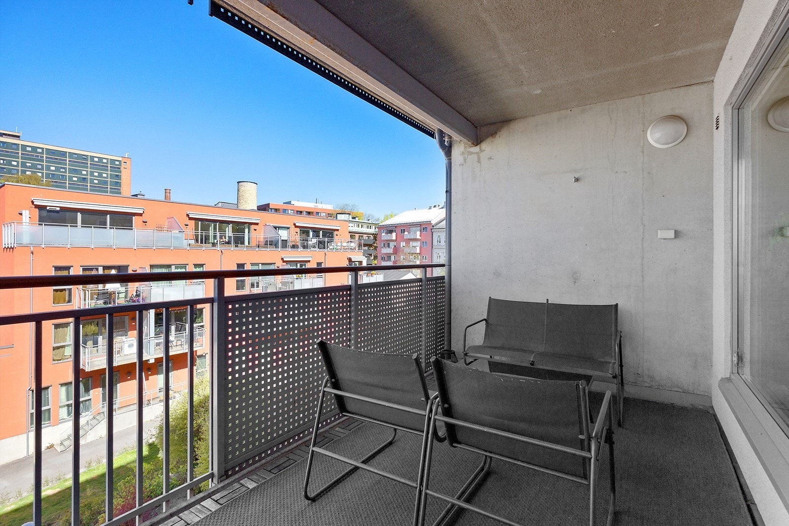 Det er strømuttak og belysning på balkongen. Balkongen er overbygget, slik at man også får glede av denne på regnværsdager. Galleribilde