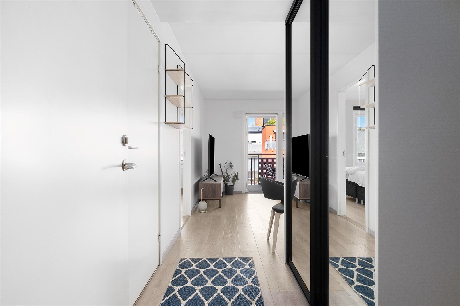 Velkommen inn! I leiligheten blir du møtt av en innbydende entré med Pergo laminat fra 2021 og ellers lysmalte flater. Galleribilde