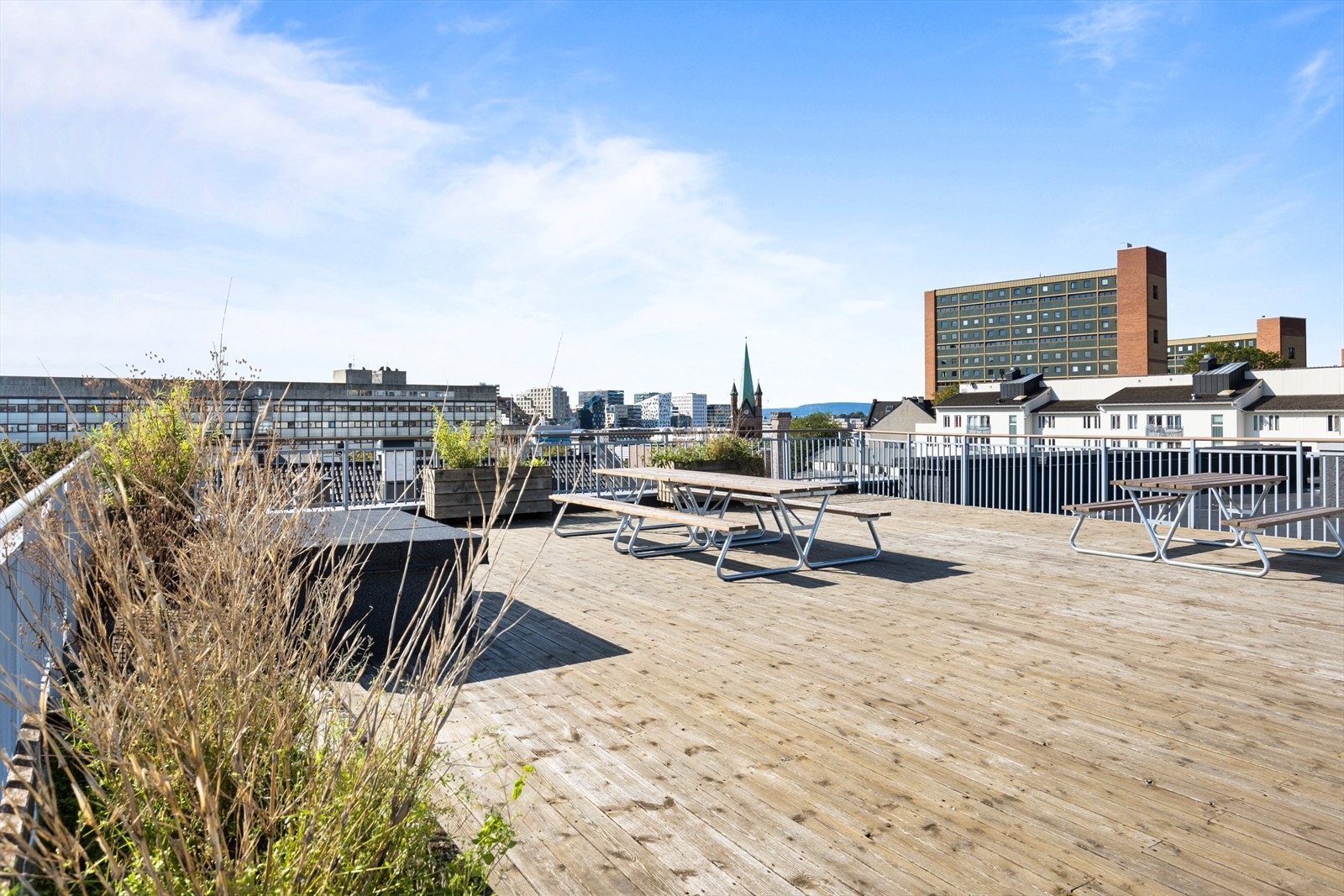 Stor og flott felles takterrasse med benker og bord. Galleribilde