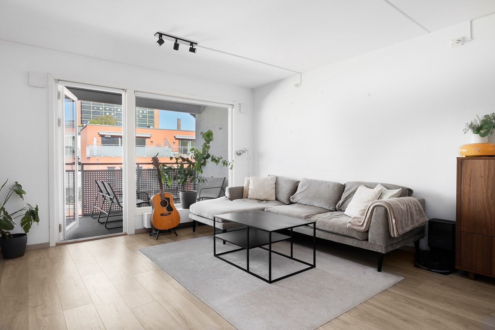 I stuen er det god plass til både sofa med tilhørende medie- og oppbevaringsmøblement samt et spisebord ved kjøkkenet. Galleribilde