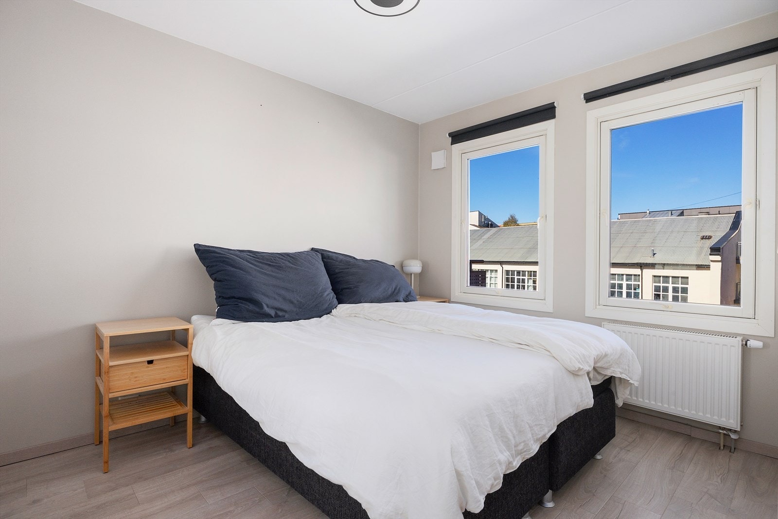Plassbygget skyvedørsgarderobe fra Garderobemannen (2021). Galleribilde