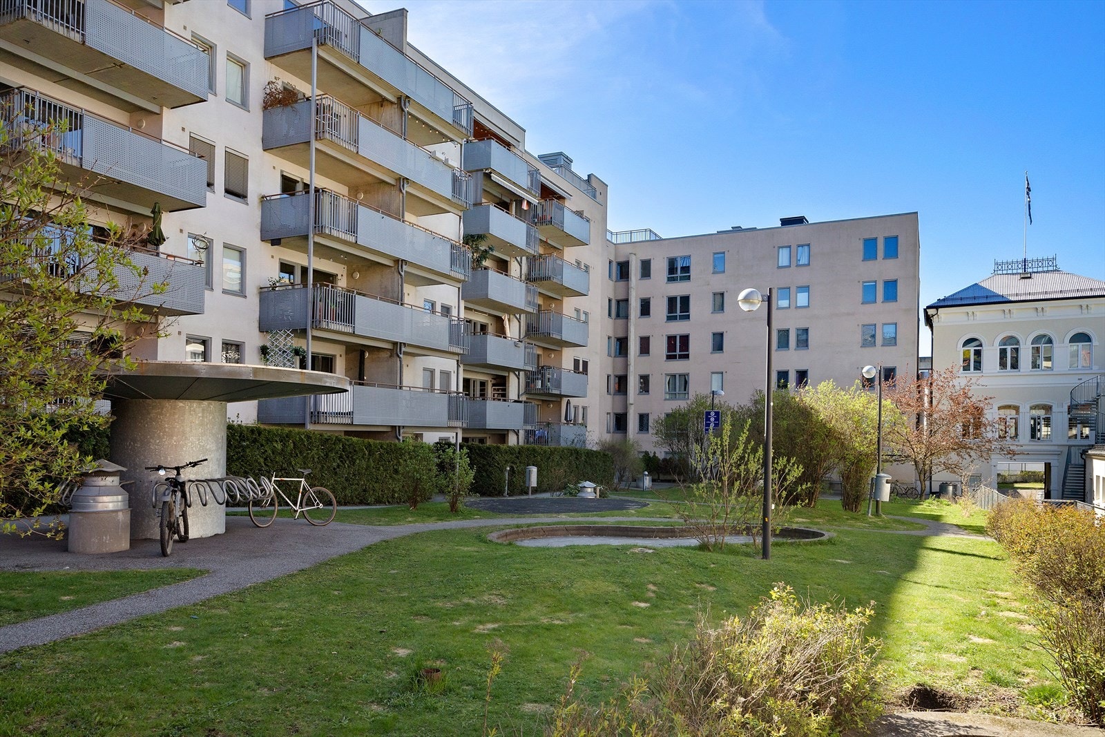 Sykkelparkering i bakgård. Galleribilde