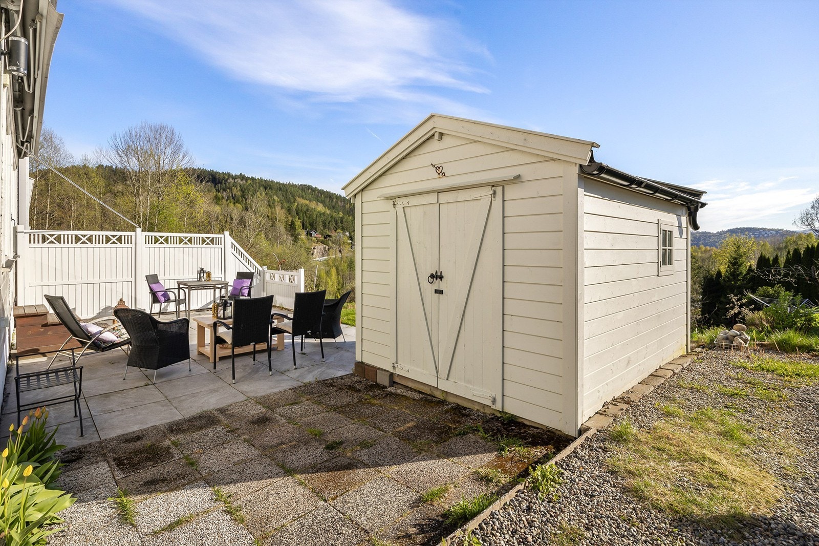 Uteområdet er opparbeidet med grus, plen og en romslig, flislagt terrasse. Galleribilde