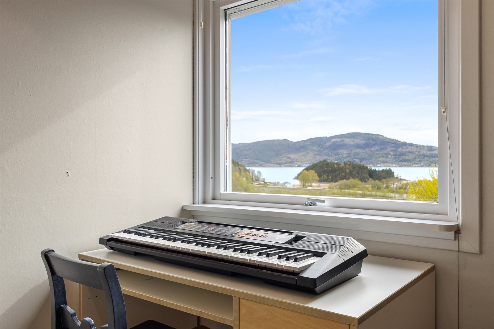 Også fra soverommene kan man nyte utsikten mot fjorden. Galleribilde