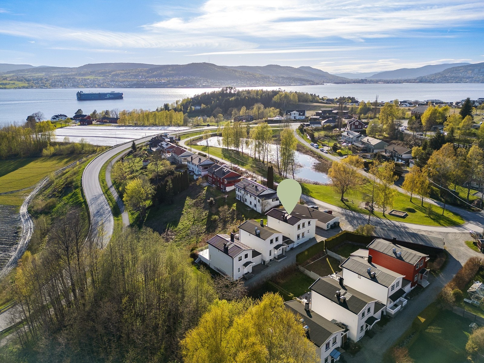 Beliggenheten i en rolig blindvei er ideell for barnefamilier, med kort vei til lekeplass, badeplasser ved fjorden og turmuligheter i Kjekstadmarka.
Foto: Stine Prøitz Jørgensen Galleribilde