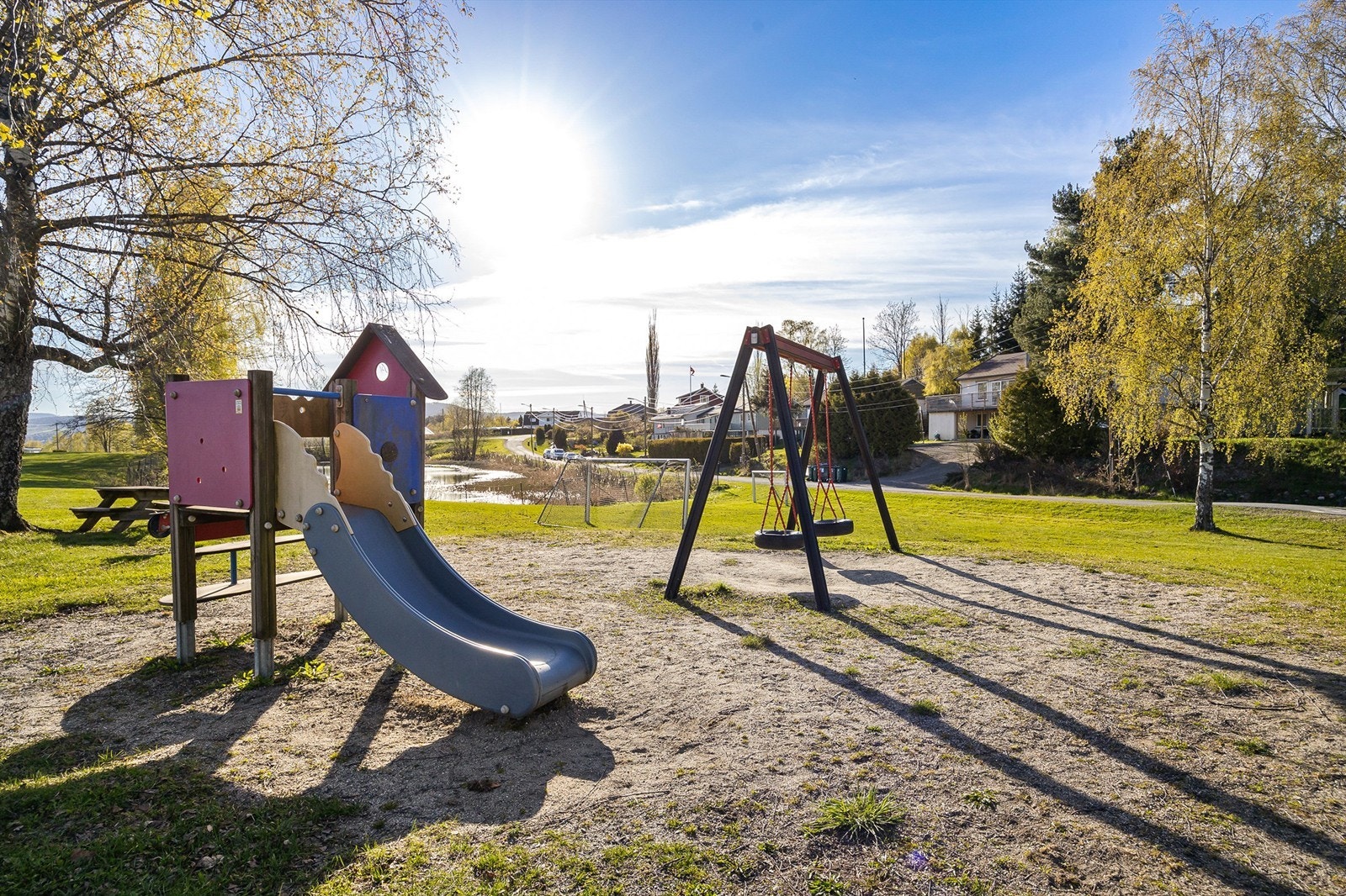 I umiddelbar nærhet ligger en felles lekeplass, trygt og tilgjengelig for barna i nabolaget. Galleribilde