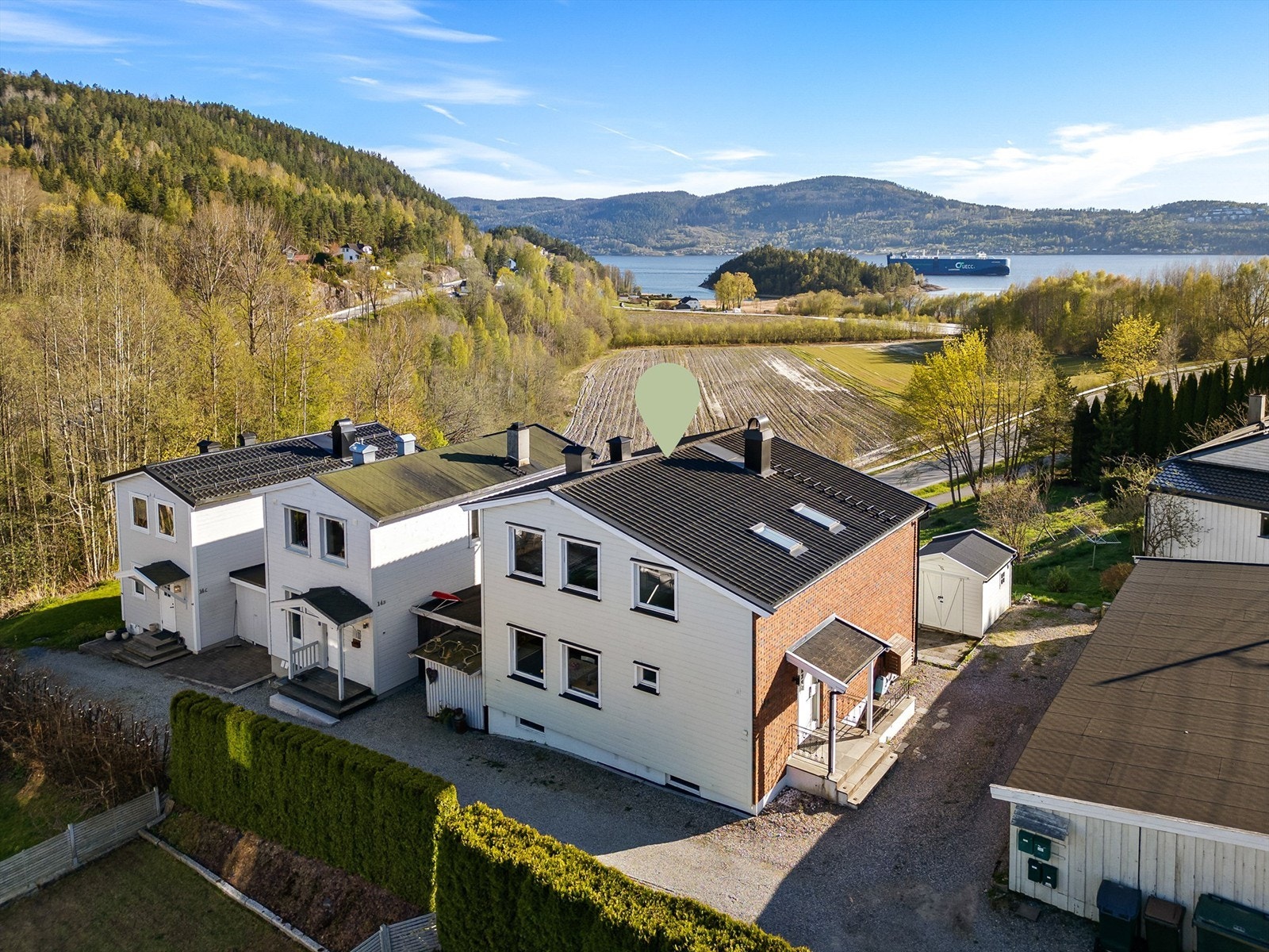 Boligen ligger høyt og fritt med utsikt over nærområdet og fjorden. Galleribilde