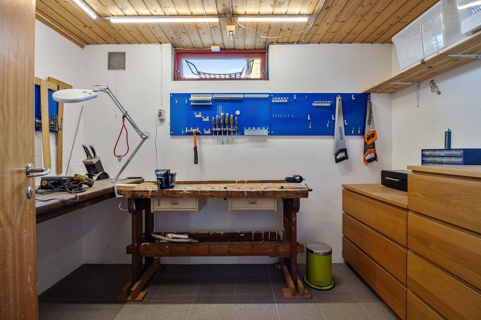 En av bodene er innredet som et praktisk verksted. Galleribilde