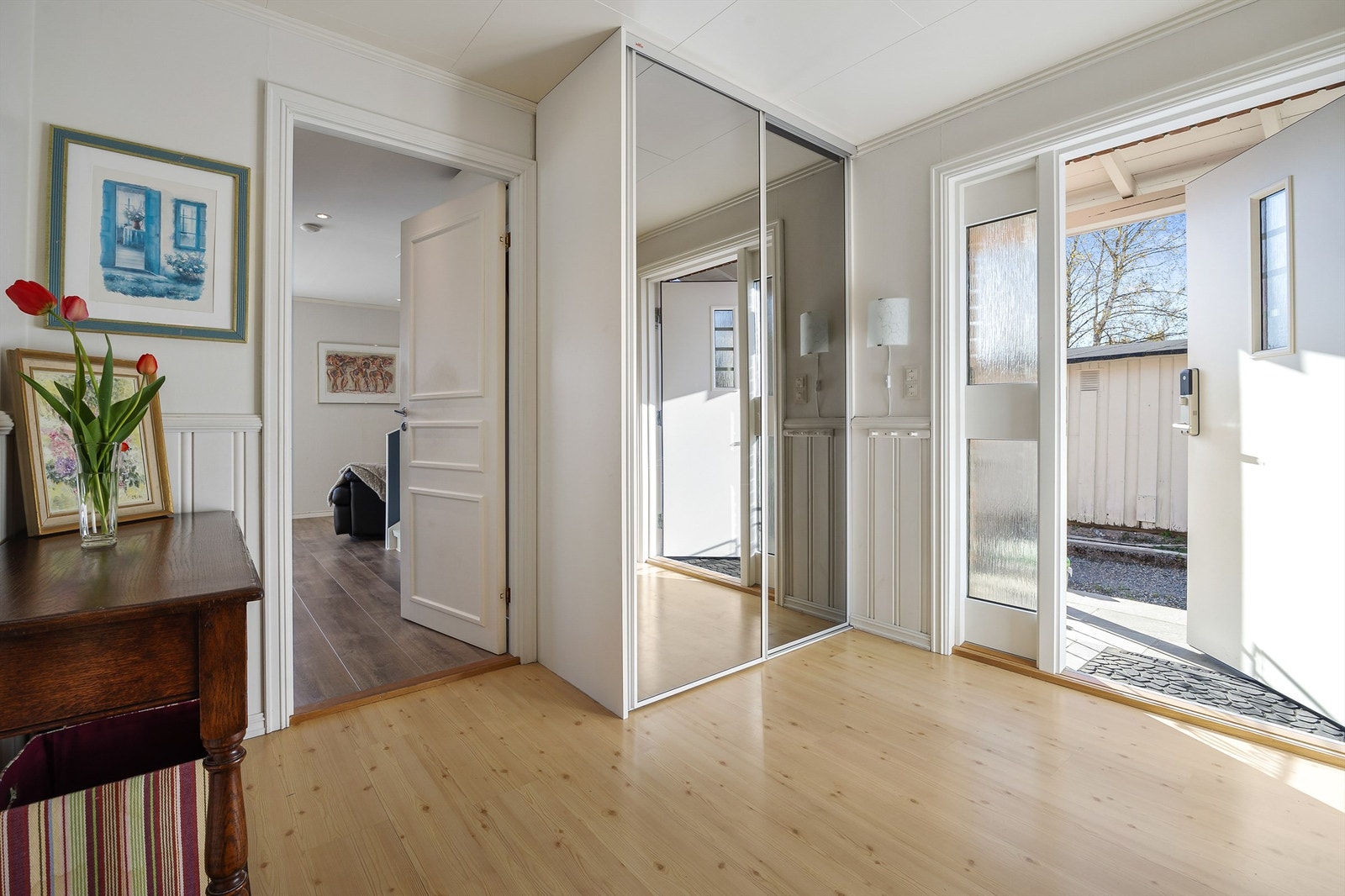 Romslig entré med plass til oppbevaring av yttertøy og sko. Galleribilde