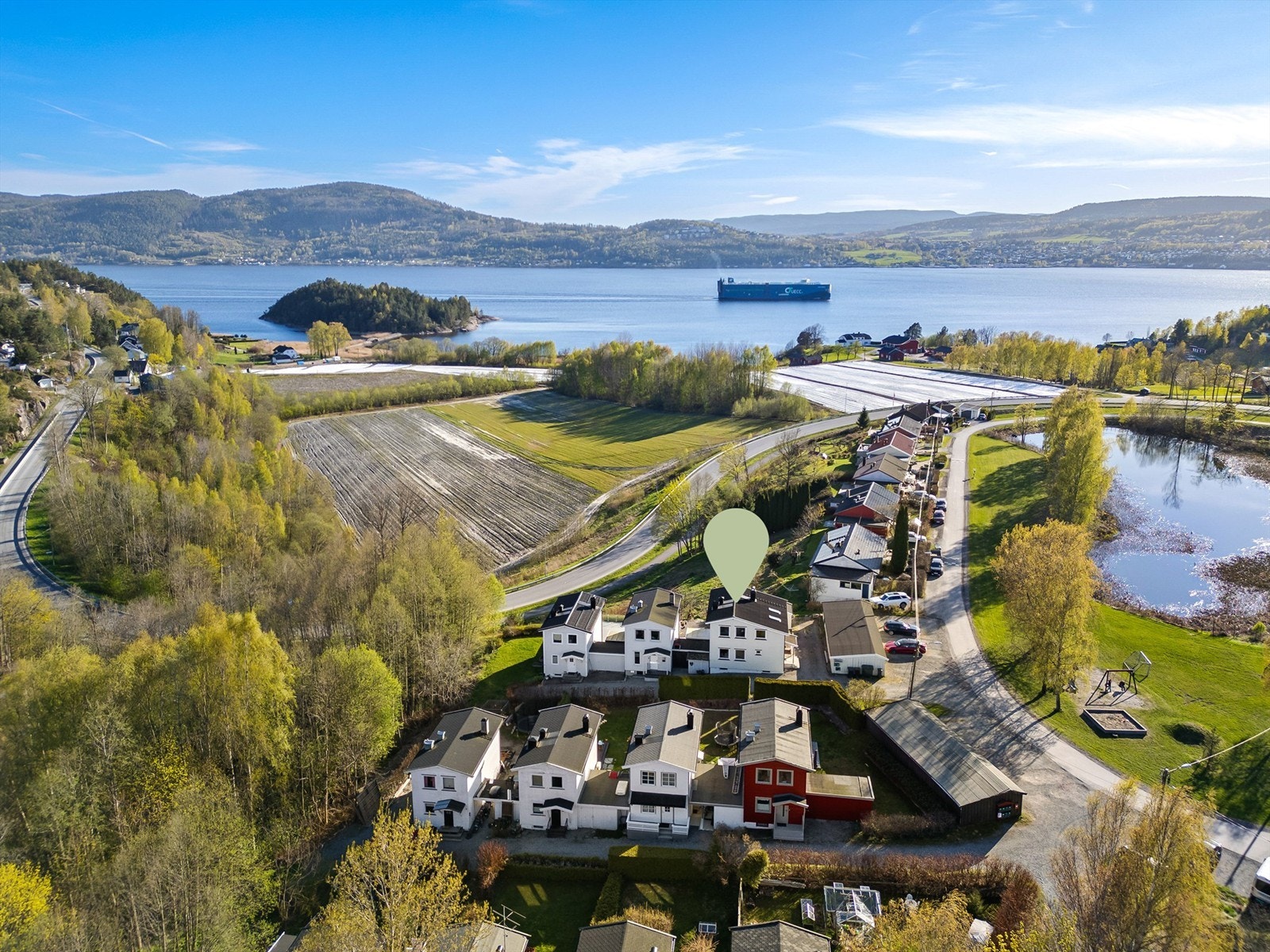 Kort vei til Engersand friluftsområde med bademuligheter og sandvolleyball. Galleribilde