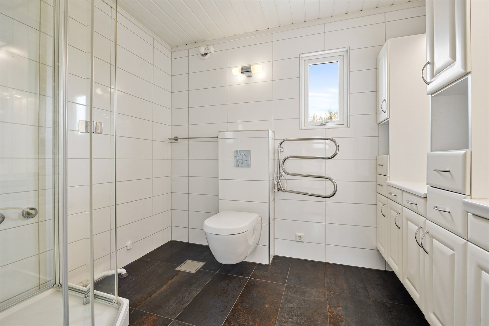 Hovedbadet i andre etasje har flislagt gulv med varme, dusjkabinett og vegghengt toalett. Galleribilde