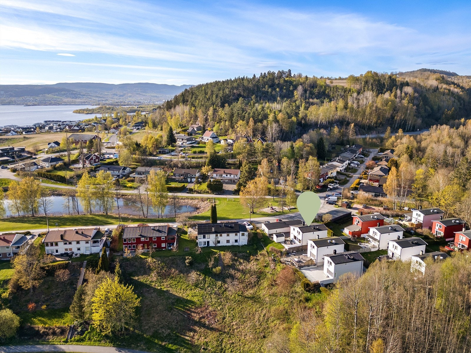 Ca. 15 minutters kjøring til Drammen sentrum. Ca. 25 minutter inn til Asker. Ca. 45 minutters kjøring til Oslo. Galleribilde