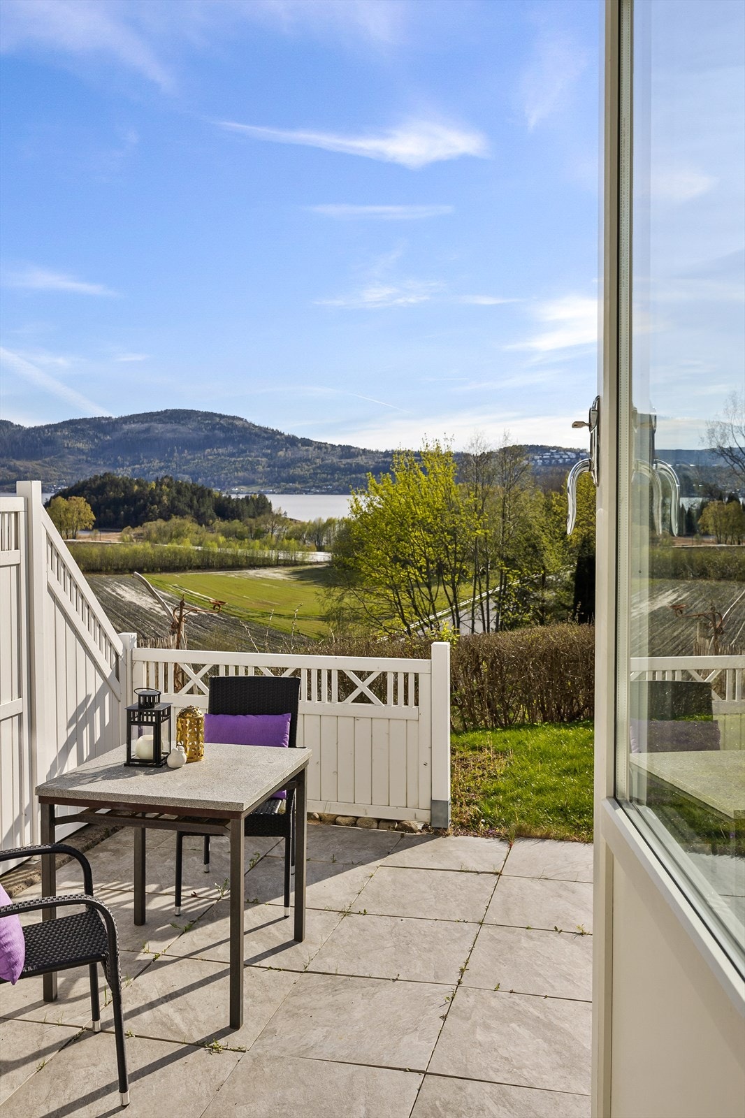 Fra stuen er det direkte utgang til den flislagte terrassen. Galleribilde