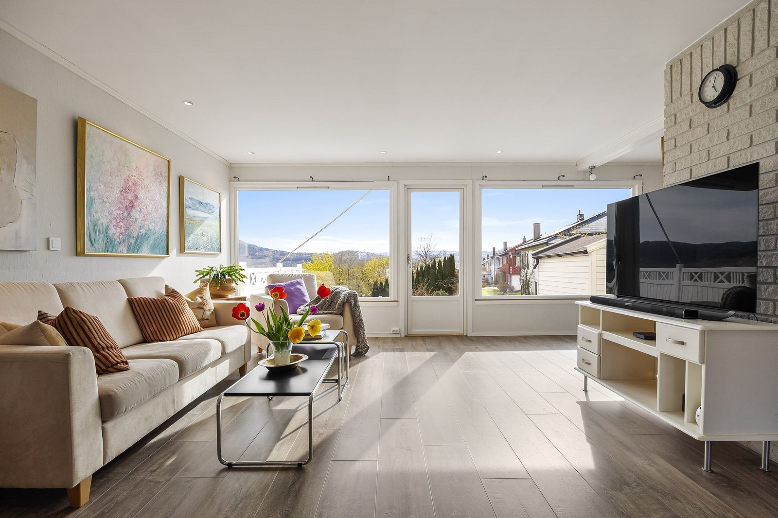 De store vindusflatene slipper inn rikelig med dagslys og rammer inn den fine utsikten. Galleribilde