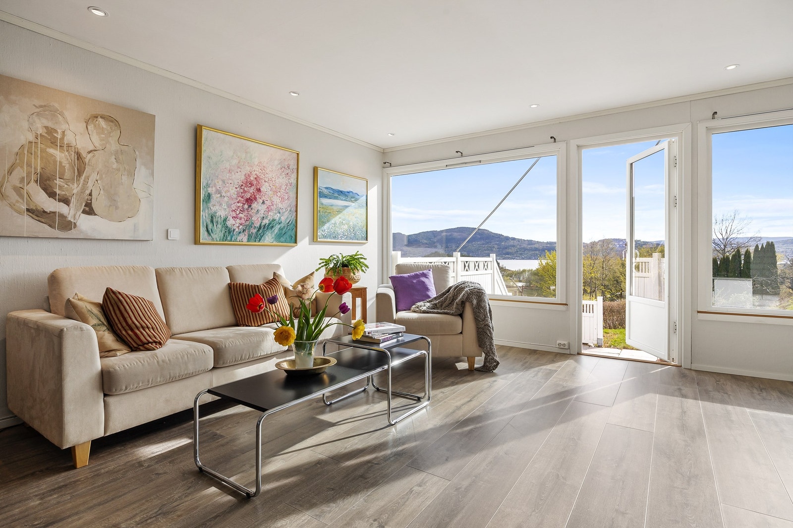 Fra stuen er det en flott utsikt mot fjorden. Rommet har gulvvarme for ekstra komfort. Galleribilde